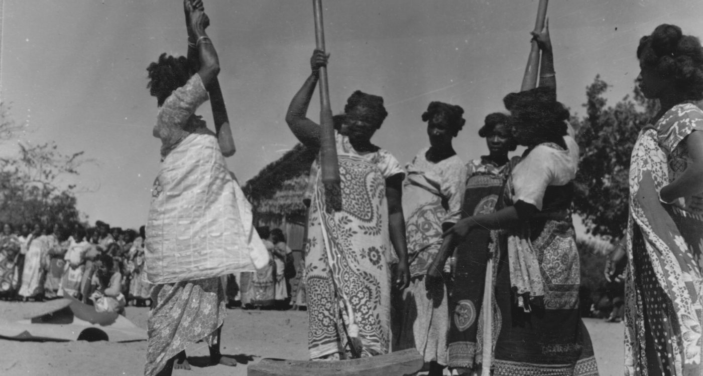 TY13 N°67 Coiffure et Mode des danseuses Sakalava